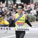 アンカー１０区で二つ順位を上げ、総合１９位でフィニッシュした中央学院大の飯塚達也選手＝東京・大手町（撮影・伊藤笙子）
