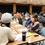 不登校の子や親が抱える問題について話し合う参加者＝明石市大明石町１