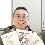電子書籍でも読める３作品を手にする高堀枝裕二さん＝明石市相生町２