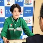 感謝状を受け取ったセブン－イレブン明石江井ケ島駅前店の大矢根友紀子さん＝明石署