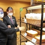 視覚障害がある客に分かりやすく案内する練習が行われた＝明石市松の内２