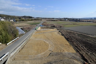 発掘調査で見つかった三番割古墳群。手前の白線が１号墳＝明石市大久保町松陰新田（明石市提供）