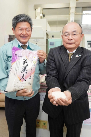 ブランド米「花美人」をＰＲするＪＡあかしの大西弘訓組合長（右）と大内一幸常務理事＝明石市大久保町大窪