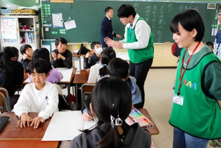避難所生活での困り事などについて話し合う児童ら＝鳥羽小学校
