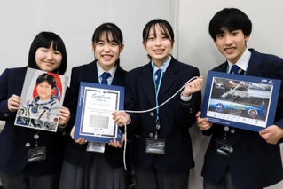考案したエクササイズ案が採用された科学部のメンバーたち＝野々池中学校