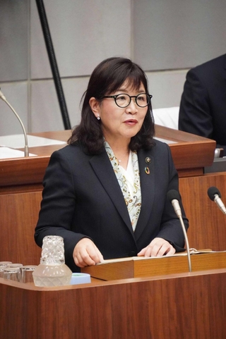 ２０２４年の施政方針について説明する丸谷聡子市長＝明石市中崎１