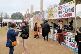 全国のご当地グルメが集う食三昧市＝県立明石公園