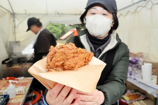 信州地方の名物、鶏肉をにんにくやしょうがで味付けした山賊焼き＝県立明石公園