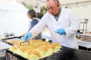そばや卵が特徴的な広島焼き＝県立明石公園
