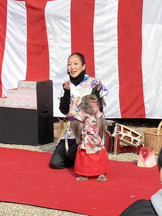 会場の一角では猿回しの披露もあった＝県立明石公園