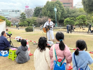 歌やダンスが展開されたステージ＝県立明石公園