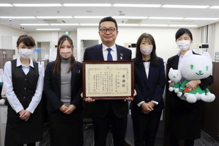 １日に２件の特殊詐欺を未然に防いだとして明石署から感謝状が贈られたみなと銀行大久保駅前支店の行員たち＝明石市大久保町駅前１