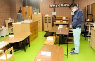 リサイクルした家具を展示する明石クリーンセンター＝明石市大久保町松陰