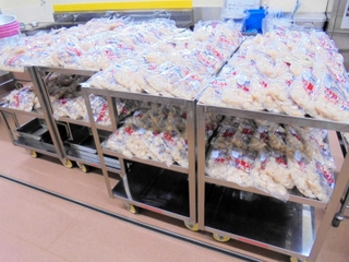 中学校給食に使用された大量の北海道産ホタテ（明石市教育委員会提供）