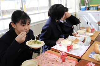 北海道産のホタテを使った給食を楽しむ生徒たち＝大蔵中学校