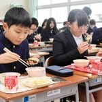 明石産のりで恵方巻きをつくる児童＝明石小学校