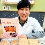 バレンタイン向けに販売中の「義理」煎餅＝明石市本町１
