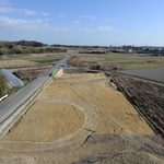 発掘調査で見つかった三番割古墳群。手前の白線が１号墳＝明石市大久保町松陰新田（明石市提供）