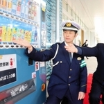 パピオスあかしに設置した自動販売機。商品を表示する場所の一つに防犯カメラが内蔵されている＝明石市大明石町１