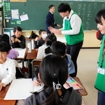 避難所生活での困り事などについて話し合う児童ら＝鳥羽小学校