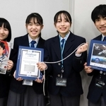 考案したエクササイズ案が採用された科学部のメンバーたち＝野々池中学校