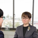 丸谷聡子市長を表敬に訪れたデフリンピックの女子カーリングに出場する木戸めぐみ選手＝明石市役所