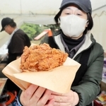 信州地方の名物、鶏肉をにんにくやしょうがで味付けした山賊焼き＝県立明石公園