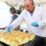 そばや卵が特徴的な広島焼き＝県立明石公園