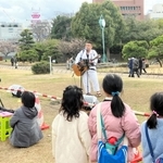 歌やダンスが展開されたステージ＝県立明石公園