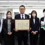 １日に２件の特殊詐欺を未然に防いだとして明石署から感謝状が贈られたみなと銀行大久保駅前支店の行員たち＝明石市大久保町駅前１
