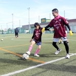 ボールを奪い合う参加者＝明石市大蔵海岸通２