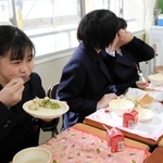 北海道産のホタテを使った給食を楽しむ生徒たち＝大蔵中学校