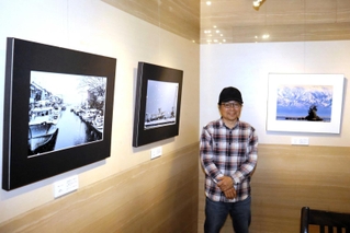 さまざまな海の風景の写真を出展した樽山賢児さん＝明石市松の内２