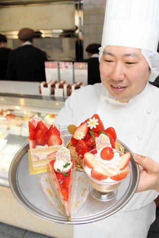 清水いちごをたっぷり使った商品＝明石市本町１、くるみや本店