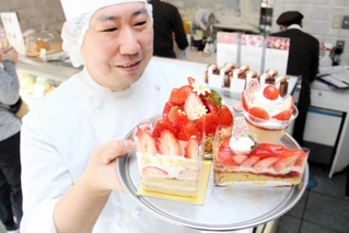 清水いちごをたっぷり使った商品＝明石市本町１、くるみや本店