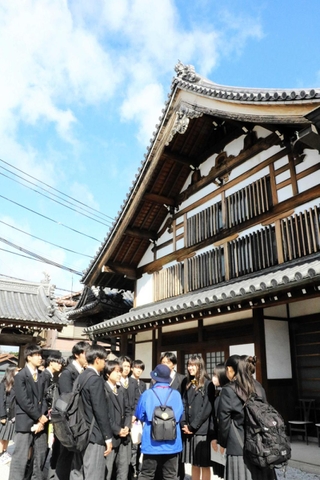 観光ガイドの話を聞く高校生ら＝明石市二見町東二見、瑞応寺