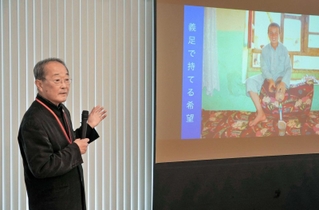 アフガニスタンで義肢の支援をしてきた経験を語る春木信韻さん＝明石市大明石町１