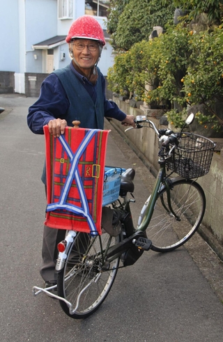 自宅前で愛車とともに立つ谷上満夫さん＝神戸市西区