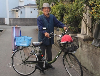 自宅前で愛車とともに立つ谷上満夫さん＝神戸市西区