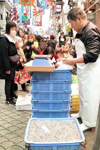 イカナゴを買い求める人でにぎわう鮮魚店＝明石市本町１、松庄