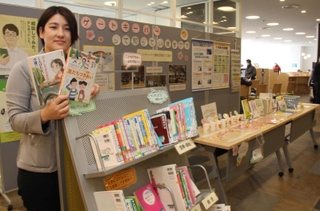 心の健康に関する幅広い分野の本が並ぶ＝あかし市民図書館