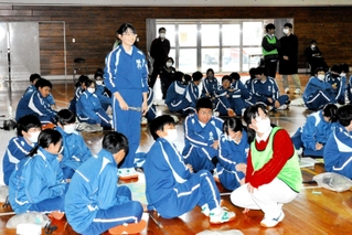 避難所運営の対応方法を発表する生徒ら＝旭丘中学校