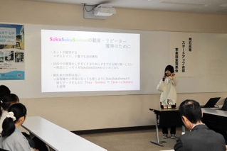淡路島の名産品のそうめんを活用した新規事業についてプレゼンテーションする明石高専の学生　＝明石市魚住町西岡