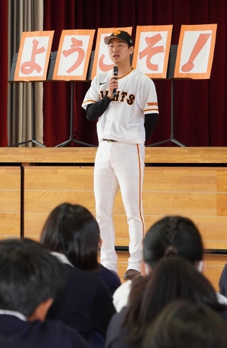 小学生時代の思い出や、あきらめないことの大切さを語った山崎伊織選手＝明石市東人丸町