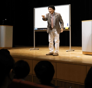 日本の教育について話す尾木直樹さん＝明石市立西部市民会館