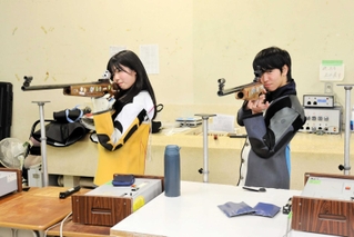 ライフル射撃の全国大会に出場する小川創史さん　（右）　と山室りささん　＝明石市二見町西二見