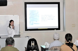 がんセンターの美容外来について話す熊西麗衣医師＝ウィズあかし