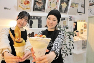こだわりの焼き芋を使ったパフェ「蜜芋モンブラン」（左）とクレープ「いちご＆バナナチョコブラウニー」＝明石市二見町東二見
