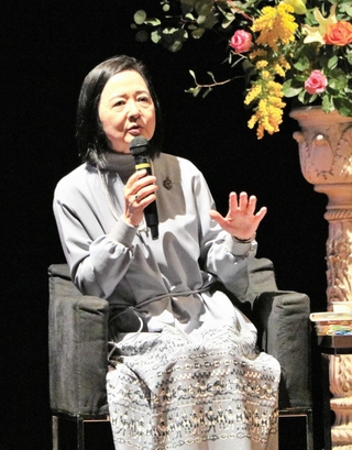 作品に込めた思いなどを語る小川洋子さん＝子午線ホール