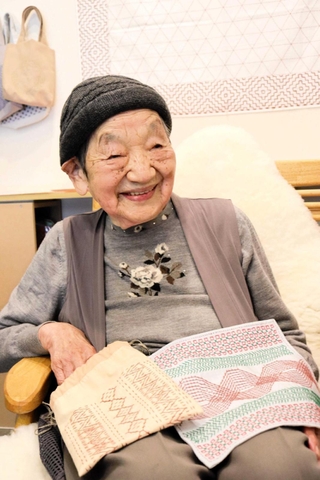 刺し子の個展を開いている松本ふさ子さん（２０２３年撮影）